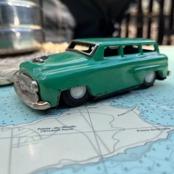 Vintage 50s Tin Green Oldsmobile Station Wagon Toy Car - Picture 1 of 6